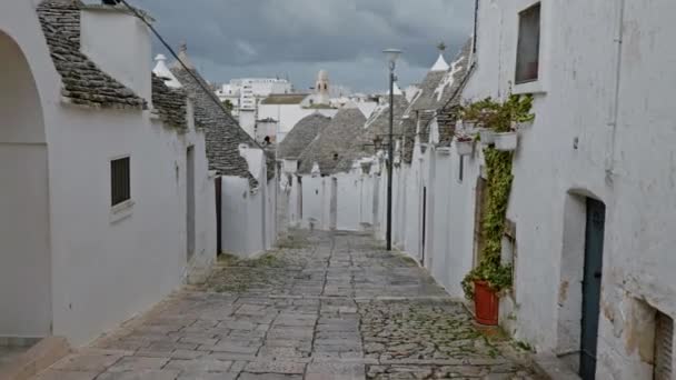 Gånggator i trulli stad Alberobello, Italien — Stockvideo