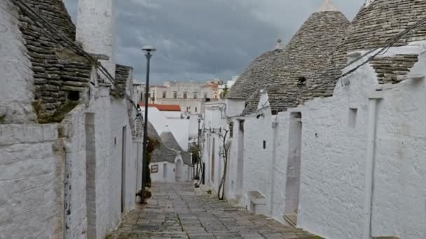 Ruas pedestres de trulli cidade Alberobello, Itália — Vídeo de Stock