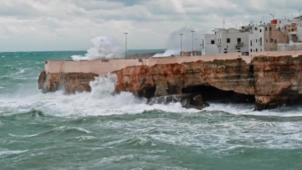 Сверхмедленное движение штормового моря в Полиньяно-а-Маре, Италия — стоковое видео