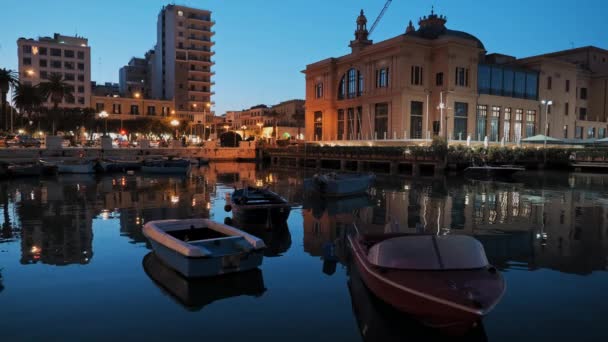Oude vissersboten in Bari bij zonsondergang, Italië — Stockvideo