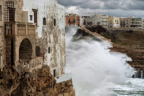 イタリアのポリニャーノ・ア・マーレの嵐の海 — ストック写真