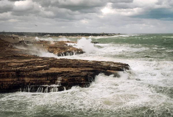 Viharos tenger Polignano a Mare, Olaszország — Stock Fotó