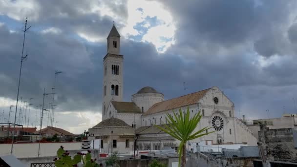 Pohled z terasy na katedrále San Sabino v Bari, Itálie — Stock video