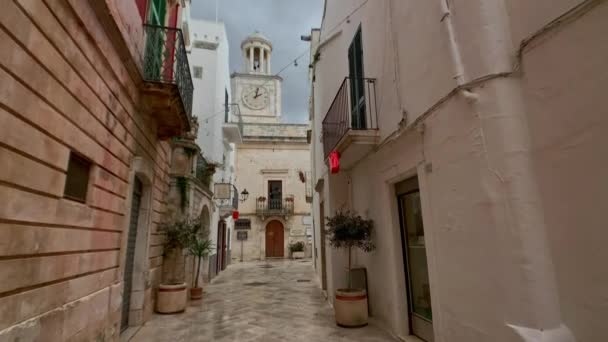 Caminhando charmosas ruas brancas de Locorotondo em Puglia, Itália — Vídeo de Stock