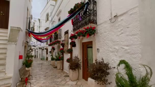 Wandelen charmante witte straten van Locorotondo in Puglia, Italië — Stockvideo