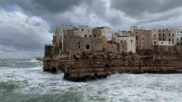 Mar tempestuoso em Polignano a Mare, Itália — Vídeo de Stock
