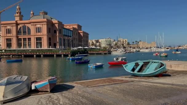 Alte Fischerboote in Bari, Italien — Stockvideo