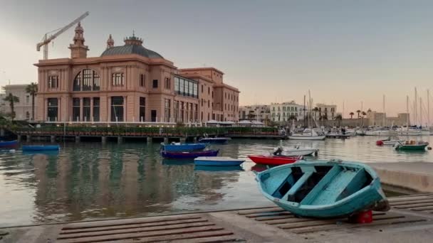 Gamla fiskebåtar i Bari, Italien — Stockvideo