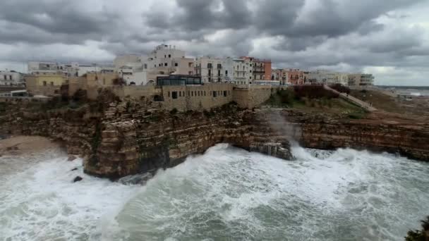 Polignano a Mare, İtalya 'da fırtınalı deniz — Stok video