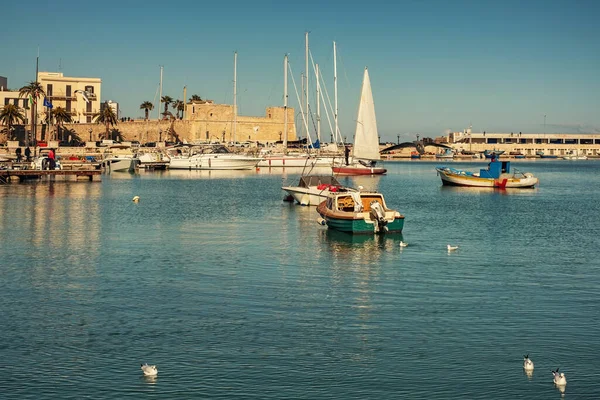 Vecchie barche da pesca a Bari — Foto Stock