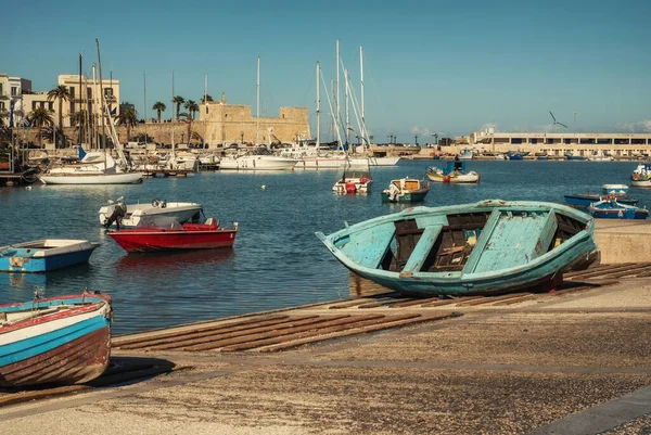 Bari, İtalya 'da eski balıkçı tekneleri — Stok fotoğraf