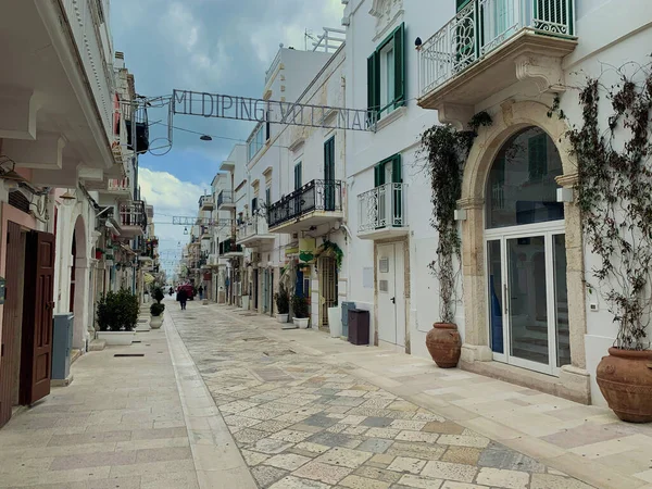 Main walking street of Polignano a Mare, Puglia, Italia — Foto de Stock