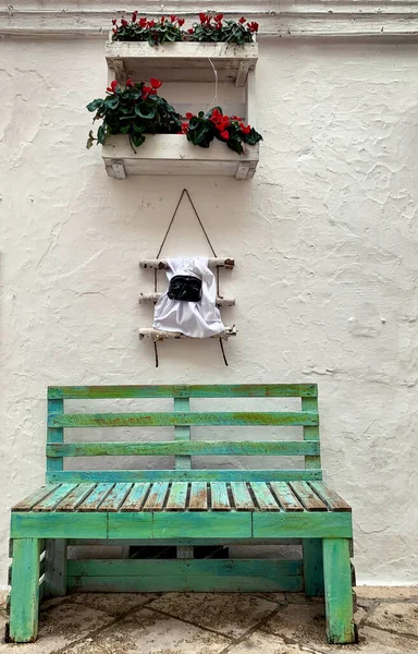 Bench on white street of Locorotondo in Puglia, Olaszország — Stock Fotó