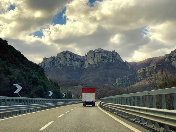 Camión en carretera en la región de Campania, Italia —  Fotos de Stock