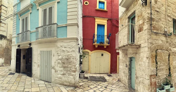 Encantadoras calles de Polignano a Mare, Puglia, Italia — Foto de Stock