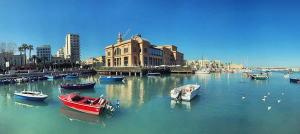 Båtar och yachter i hamnen i Bari, Italien — Stockfoto