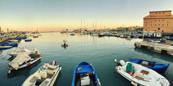 Barcos y yates en Puerto de Bari, Italia — Foto de Stock