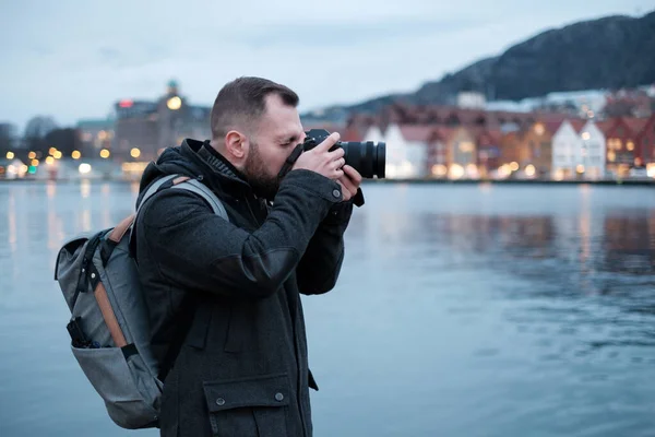 Homme Touriste Contre Tyskebryggen Bergen Norvège — Photo