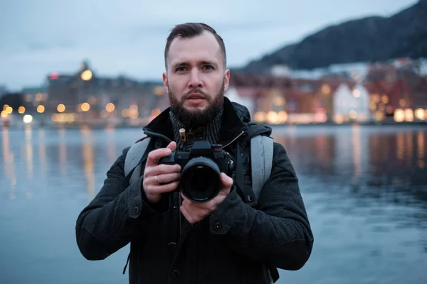 Man Turist Mot Tyskebryggen Bergen Norge — Stockfoto