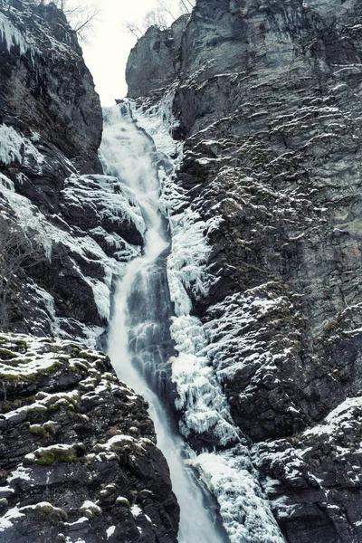 ノルウェーのNaeroydalen谷のSthalheimsfossen滝 — ストック写真