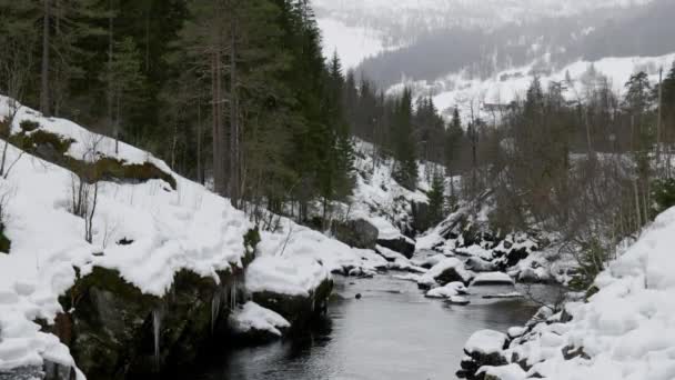Όμορφος Χειμωνιάτικος Ποταμός Βουνού Στη Νορβηγία — Αρχείο Βίντεο