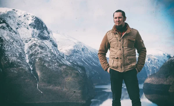 Homem em Stegastein miradouro sobre Aurlandsfjord na Noruega — Fotografia de Stock