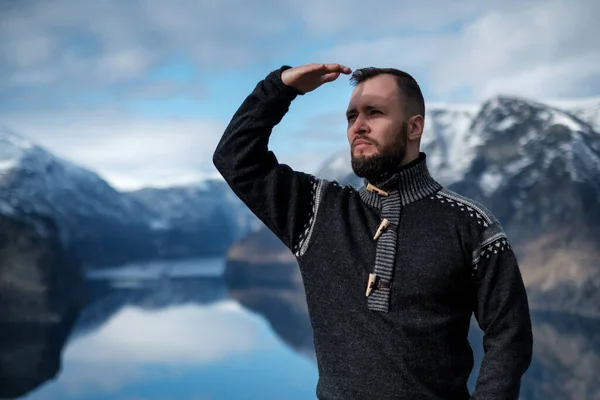 L'uomo a Stegastein punto di vista sopra Aurlandsfjord in Norvegia — Foto Stock