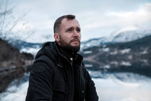 ノルウェーのハードアンゲルフィヨルドの近くに座っている男. — ストック写真