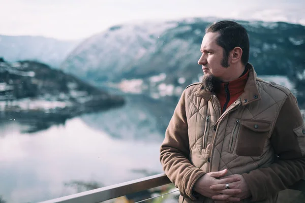 Hombre mirando Hardangerfjord desde casa terraza, Noruega . — Foto de Stock