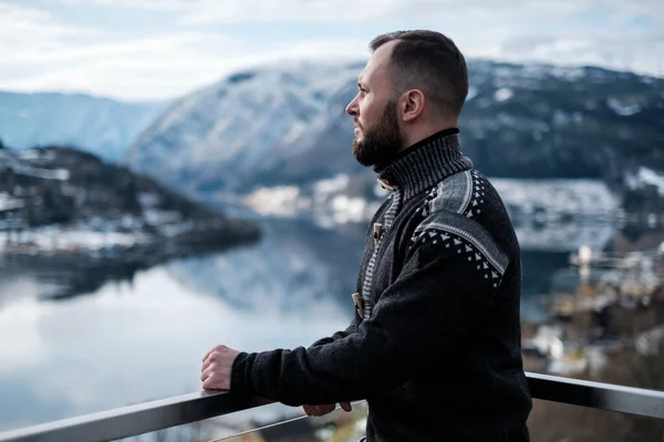 Hombre mirando Hardangerfjord desde casa terraza, Noruega . —  Fotos de Stock