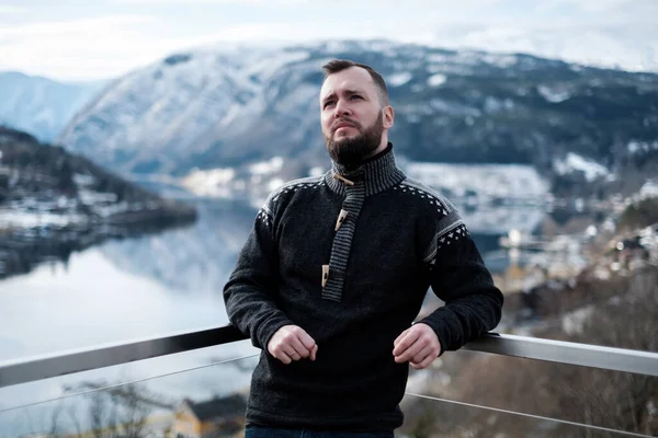Norveç, Hardangerfjord 'a bakan bir adam var.. — Stok fotoğraf