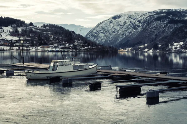 Barco perto do cais em Hardangerfjord na Noruega — Fotografia de Stock