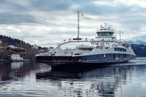 Norveç Teki Iskeleye Yaklaşan Feribot — Stok fotoğraf