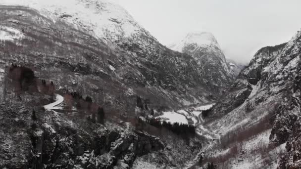 Norveç Naeroydalen Vadisinde Stalheimsfossen Şelalesi — Stok video