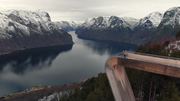Hombre en Stegastein mirador sobre Aurlandsfjord en Noruega — Vídeos de Stock