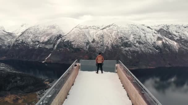 Man op Stegastein uitkijkpunt boven Aurlandsfjord in Noorwegen — Stockvideo