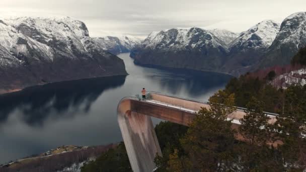 Mann am Aussichtspunkt Stegastein über dem Aurlandsfjord in Norwegen — Stockvideo
