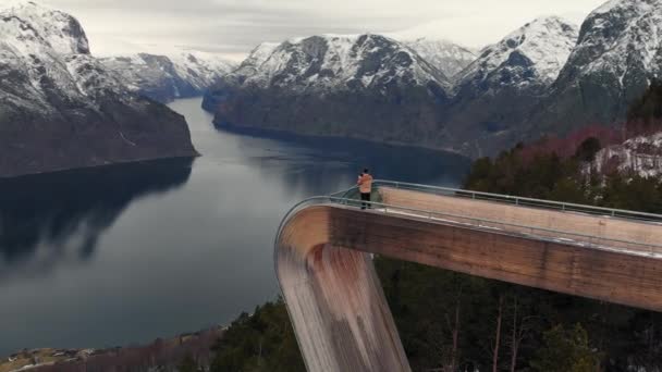 Man at Stegastein viewpoint above Aurlandsfjord in Norway — Stock Video