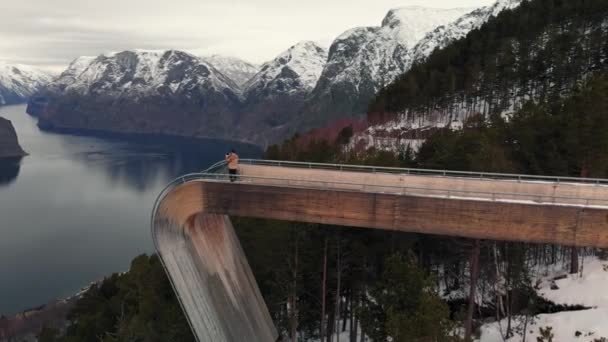 Man at Stegastein viewpoint above Aurlandsfjord in Norway — Stock Video