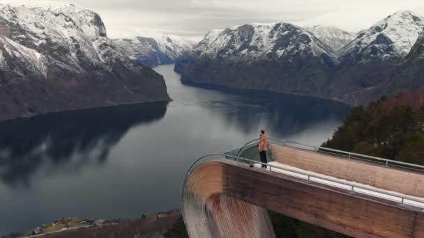 Homem em Stegastein miradouro sobre Aurlandsfjord na Noruega — Vídeo de Stock