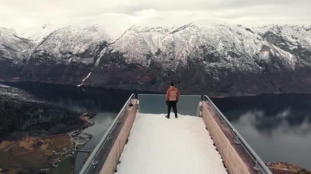 Man vid Stegasteins utsiktspunkt ovanför Aurlandsfjorden i Norge — Stockvideo