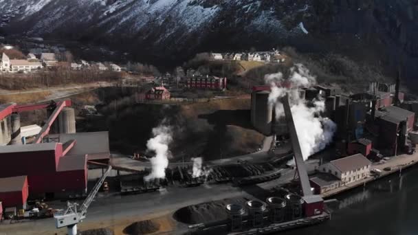 挪威Tyssedal峡岸的Illmenite冶炼厂 — 图库视频影像