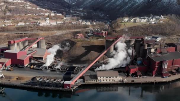 挪威Tyssedal峡岸的Illmenite冶炼厂 — 图库视频影像