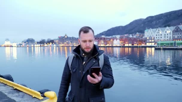 Man Toerist Tegen Tyskebryggen Bergen Noorwegen — Stockvideo