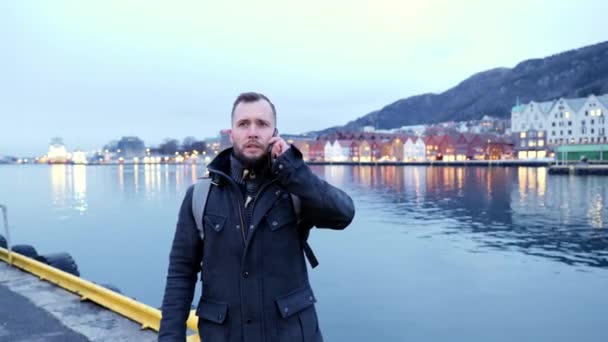 Man Toerist Tegen Tyskebryggen Bergen Noorwegen — Stockvideo