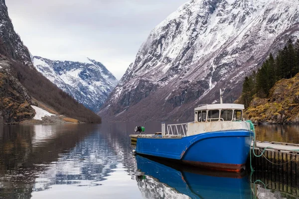 Barco Pesca Naeroyfjord Gudvangen Village Noruega — Foto de Stock