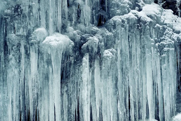 Klippe Voller Eiszapfen — Stockfoto