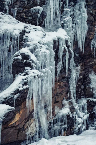 Buz Saçaklarıyla Dolu Bir Uçurum — Stok fotoğraf