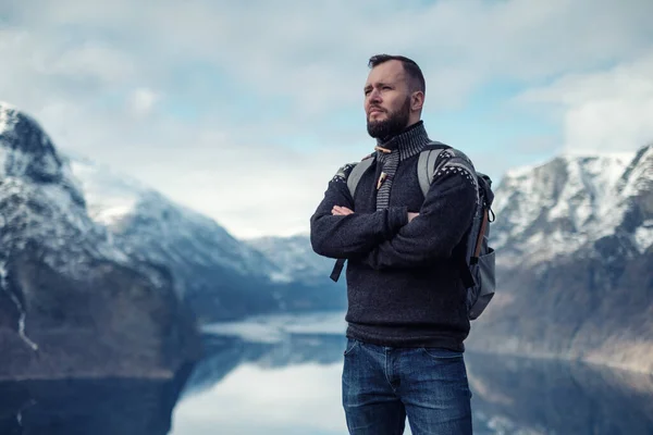 Hombre en Stegastein mirador sobre Aurlandsfjord en Noruega —  Fotos de Stock