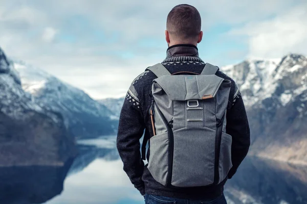 Hombre en Stegastein mirador sobre Aurlandsfjord en Noruega —  Fotos de Stock